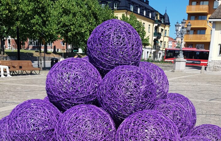 Blåbärspyramiden på Stora torget i Södertälje. Foto: Hanna Andersson #färgpåstan